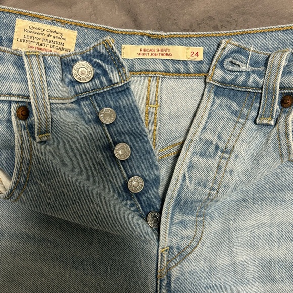 Levi’s Ribcage Short - Picture 3 of 5
